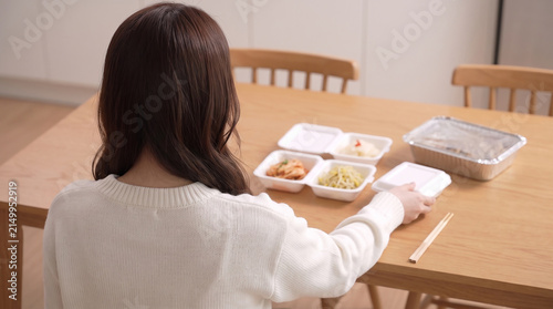 배달 음식으로 식사하는 여성 (뒷모습) · Woman Dining on Delivery Food (Back View)
