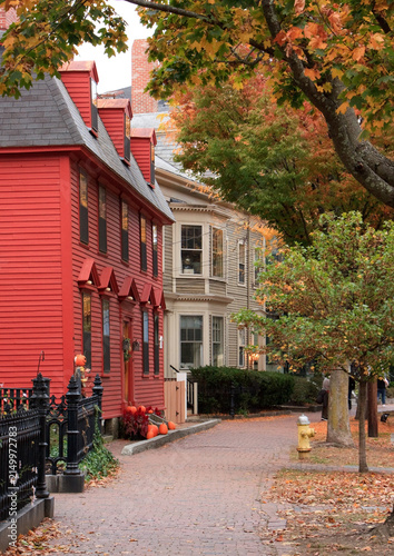 Foto City street on autumn featuring historic New England houses in Salem, Massachuse