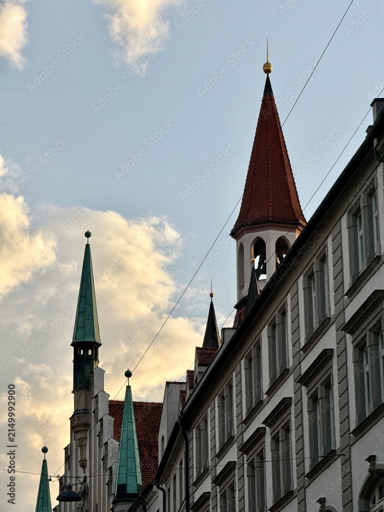 Obraz premium Historic Munich Architecture and Church Towers at Sunset 