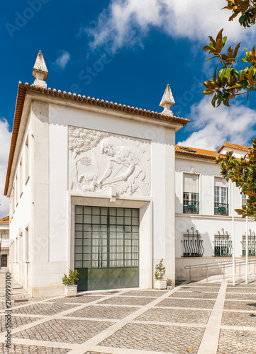Foto Fragment of the city hall (Câmara Municipal de Alcanena) building with bas-relief located in Alcanena, Ribatejo, district of Santarem, Portugal