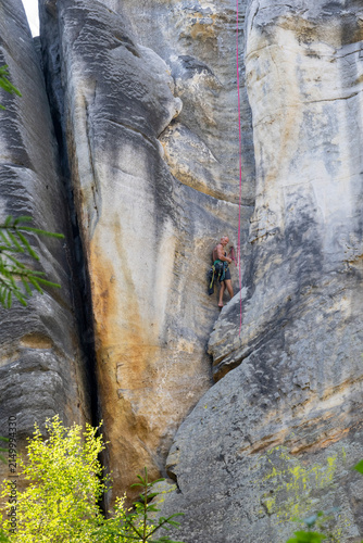 Fotografie a climber Adersbach Rock Gorge called Adršpašsko-Teplické skály in czech republic