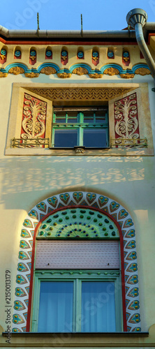 Foto SUBOTICA / VOJVODINA, SERBIA - APRIL 28, 2018: Architecture detail in art nouveau style at one building build circa 1900
