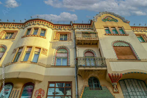 Foto SUBOTICA / VOJVODINA, SERBIA - APRIL 28, 2018: Architecture detail in art nouveau style at one building build circa 1900