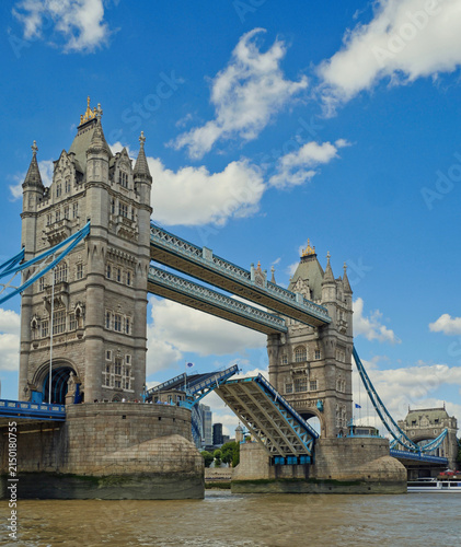 Cuadro en lienzo The majestic Tower Bridge in London on the muddy River Thames with its bridge ra