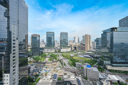青空の下に広がる大阪・梅田の近代的なスカイラインと都市景観　【大阪風景写真】