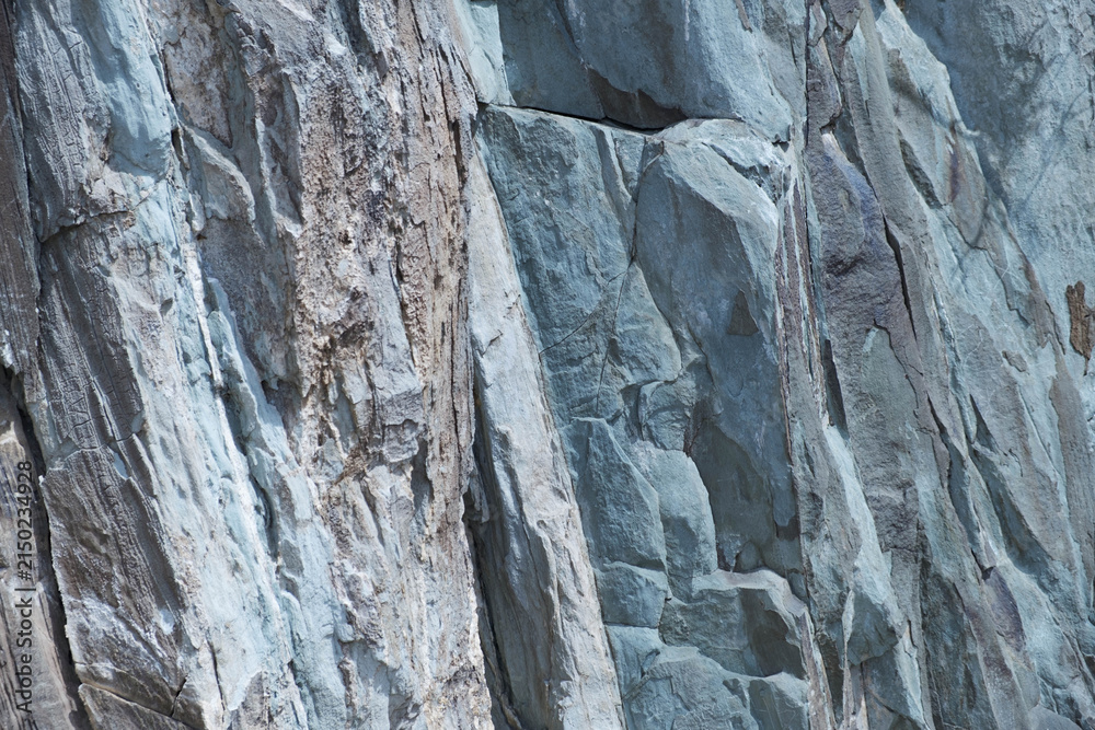 Fototapeta premium A large rock with a blue and white color scheme