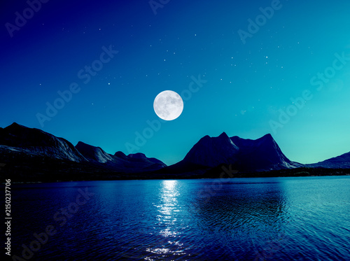 Vollmond am  am Efjord in Norwegen