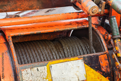 Foto An air winch machine on the drilling rig floor, assembly with iron wirerope sling, the equipment using for lifting heavy equipment in the drilling operation