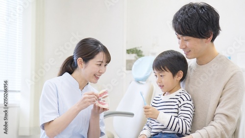 Tapety artystyczne 親子で歯みがき指導を受ける小児歯科の場面