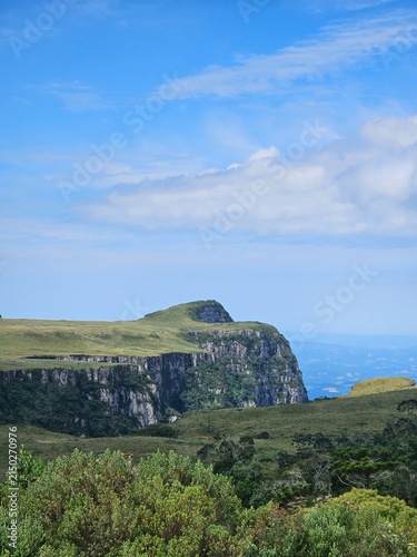 Quadro su tela Canyon Espraiado landscape with dramatic cliffs and green rolling hills