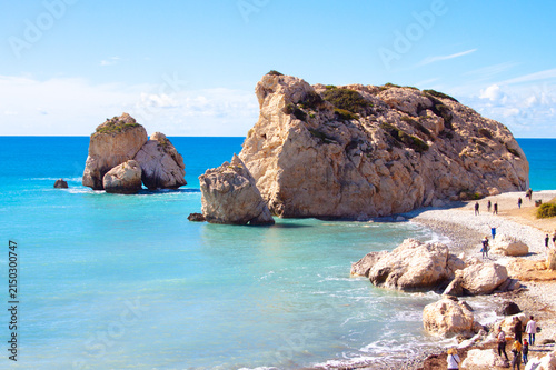 Foto Scenic touristic destination of 'Petra tou Romiou' or 'Aphrodite's Rock' beach o