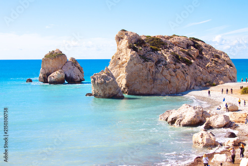 Cuadro en lienzo Scenic touristic destination of 'Petra tou Romiou' or 'Aphrodite's Rock' beach o