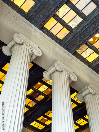 Foto Classic stone columns under decorative ceiling with warm lights