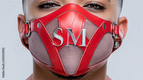 Junge Frau mit roter Leder Maske