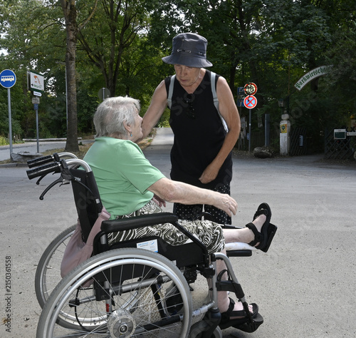 frau im rollstuhl