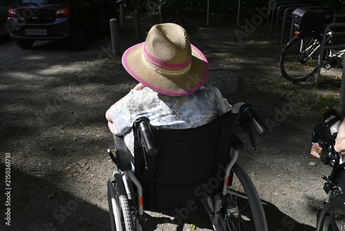 frau im rollstuhl