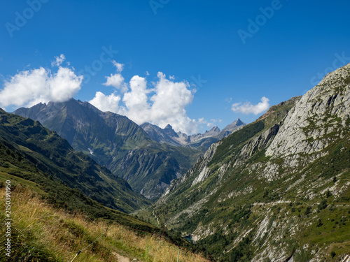 En Beaufortain, Alpes, vue sur la combe de la Neuva à partir de la vallée des Glaciers, Les Chapieux, avec Aiguille du Grand Fond, Brêche de Parozan et col du Grand Fond