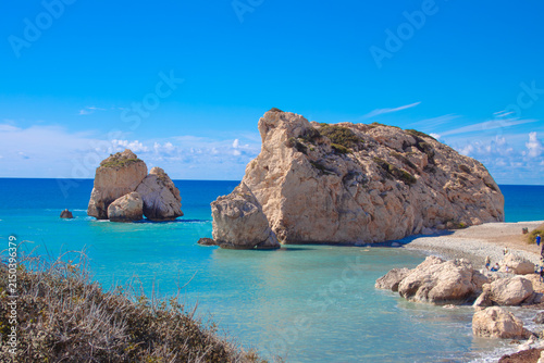 Fotografía Scenic touristic destination of 'Petra tou Romiou' or 'Aphrodite's Rock' beach o