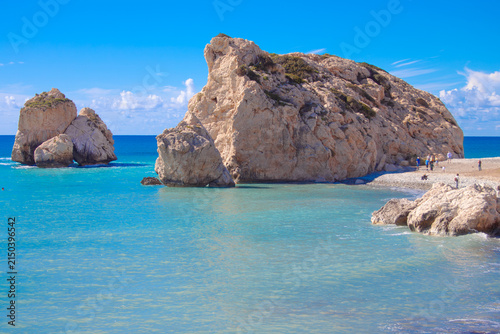 Fotografie Scenic touristic destination of 'Petra tou Romiou' or 'Aphrodite's Rock' beach o
