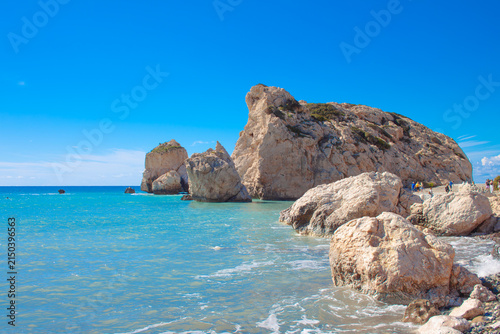 Cuadro en lienzo Scenic touristic destination of 'Petra tou Romiou' or 'Aphrodite's Rock' beach o