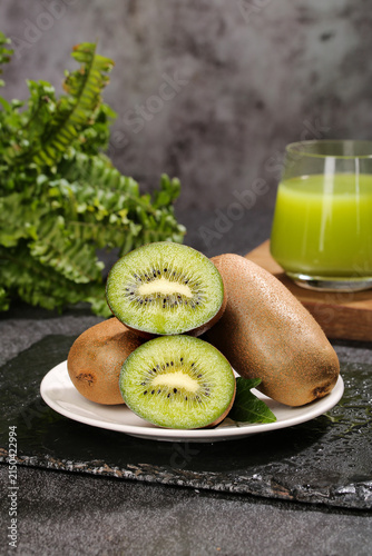 Fotografía Fresh Kiwifruit Slices with Green Juice - Healthy Vitamin C Rich Fruit from Shaa