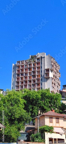 Fotografía An abandoned high-rise building in Rijeka, Croatia, slated to be repurposed into micro-apartments for affordable housing, showcasing urban renewal, architecture renovation, and social development