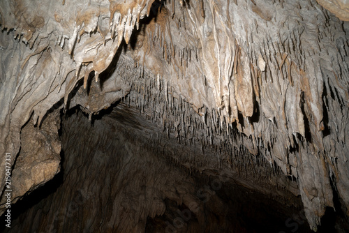 Foto Stalactites and rock formations on cave ceiling showcasing natural geological fo