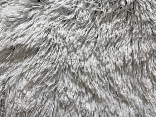 Foto Close‑up of soft gray faux fur fabric with long silky fibers and a plush shaggy texture, creating a luxurious textile background with rich detail and tactile appeal