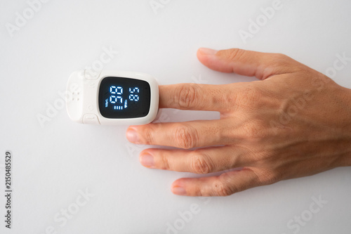 Canvastavla Hand using oximeter measuring oxygen saturation and pulse rate