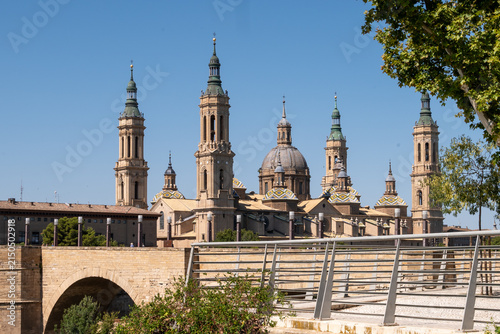 Foto Close-Up View of Basilica del Pilar Towers Behind Stone Bridge