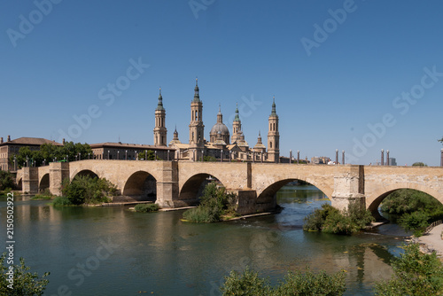 Quadro su tela Stone Bridge and Basilica del Pilar Over Ebro River in Zaragoza