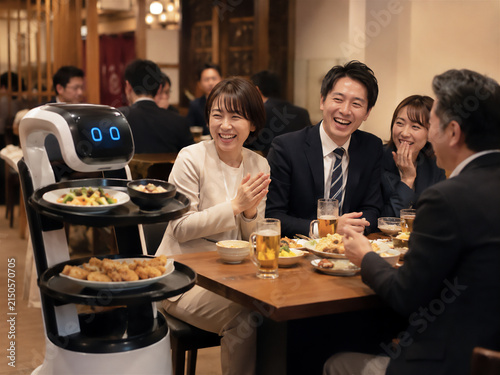 繁忙期の飲食店で活躍する配膳ロボットと宴会客