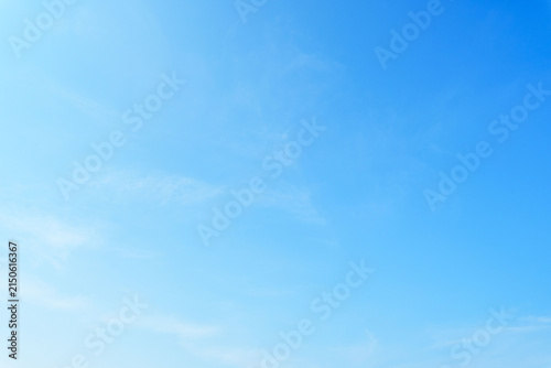 夏の空　朝の霞んだ青空と棚びく薄雲を見上げる05