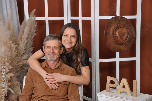 pai e filha juntos calebram dia dos pais estilo vaqueiro 