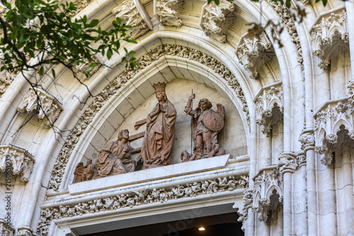Fotografie The tympanum of the portal is decorated with statues of the Virgin Mary in a crown, St