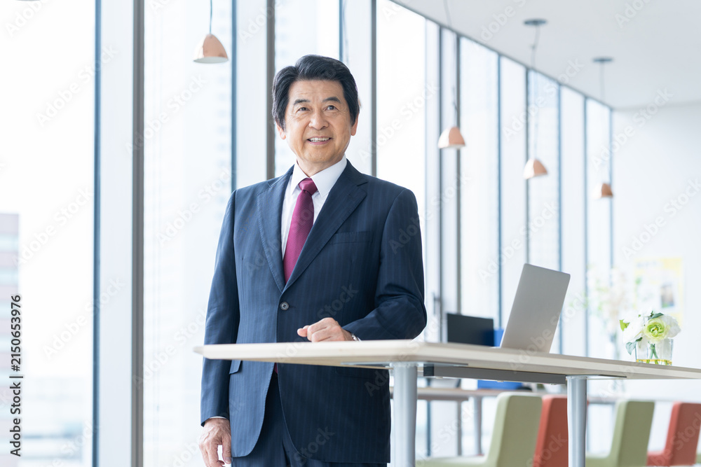 Fototapeta premium オフィスで働くエグゼクティブのビジネスマン 撮影協力：学校法人電波学園 東京電子専門学校