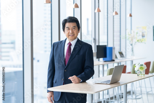 Plakat オフィスで働くエグゼクティブのビジネスマン 撮影協力：学校法人電波学園 東京電子専門学校