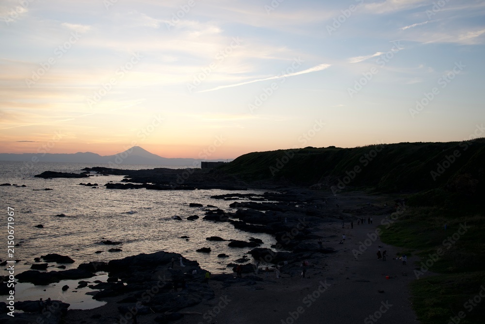 Obraz premium 荒々しい岩礁と広がる海が魅力の城ヶ島で自然の迫力を感じる海岸風景 Rugged coastal rocks and open sea creating a powerful and scenic view at Jogashima Island 