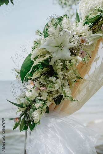 Foto Elegant White Bridal Bouquet with Lily and Delicate Flowers