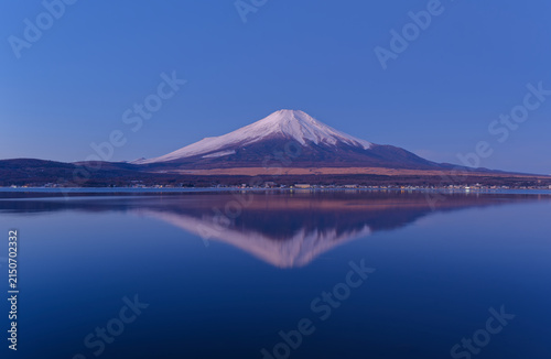 Принти на полотні 夜明け前の静寂に包まれた山中湖と逆さ富士