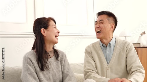 会話するシニアの夫婦　リビング