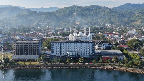 Canvastavla Aerial view of a modern hotel building with a grand white mosque and green mount