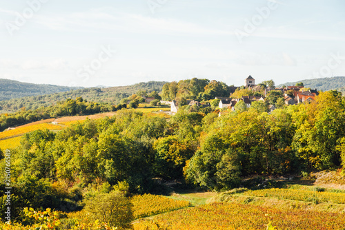 Paysage du village de Saint-Romain, Côte-d'Or, Bourgogne. Village viticole sur une colline en automne. Monde viticole en France. Vignes automnales. Tourisme en Bourgogne
