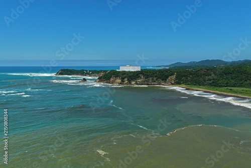Foto Aerial drone photo of coastal cliffs and sandy beach in Minabe, Wakayama, Japan
