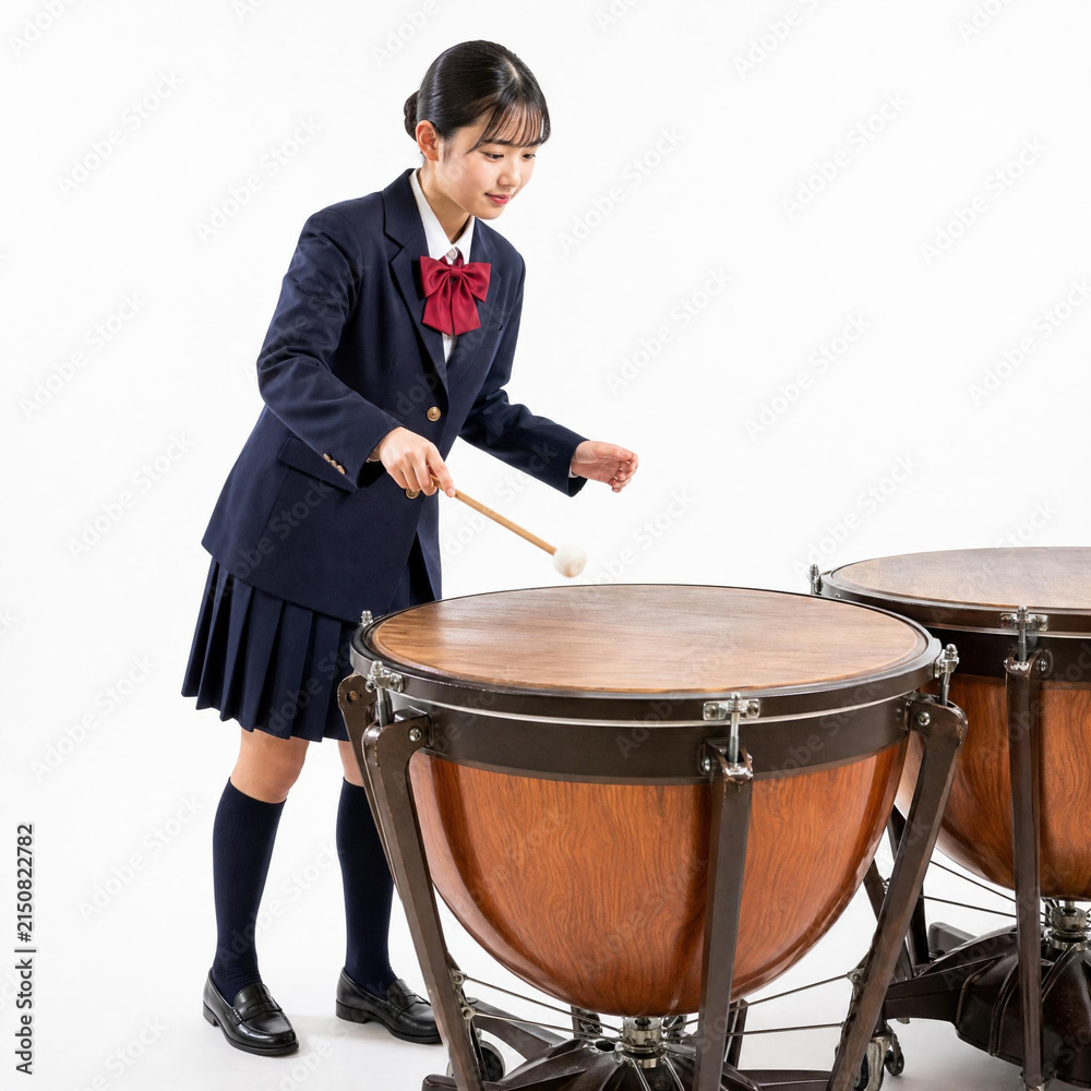 Obraz premium ティンパニーを叩く日本人の高校生