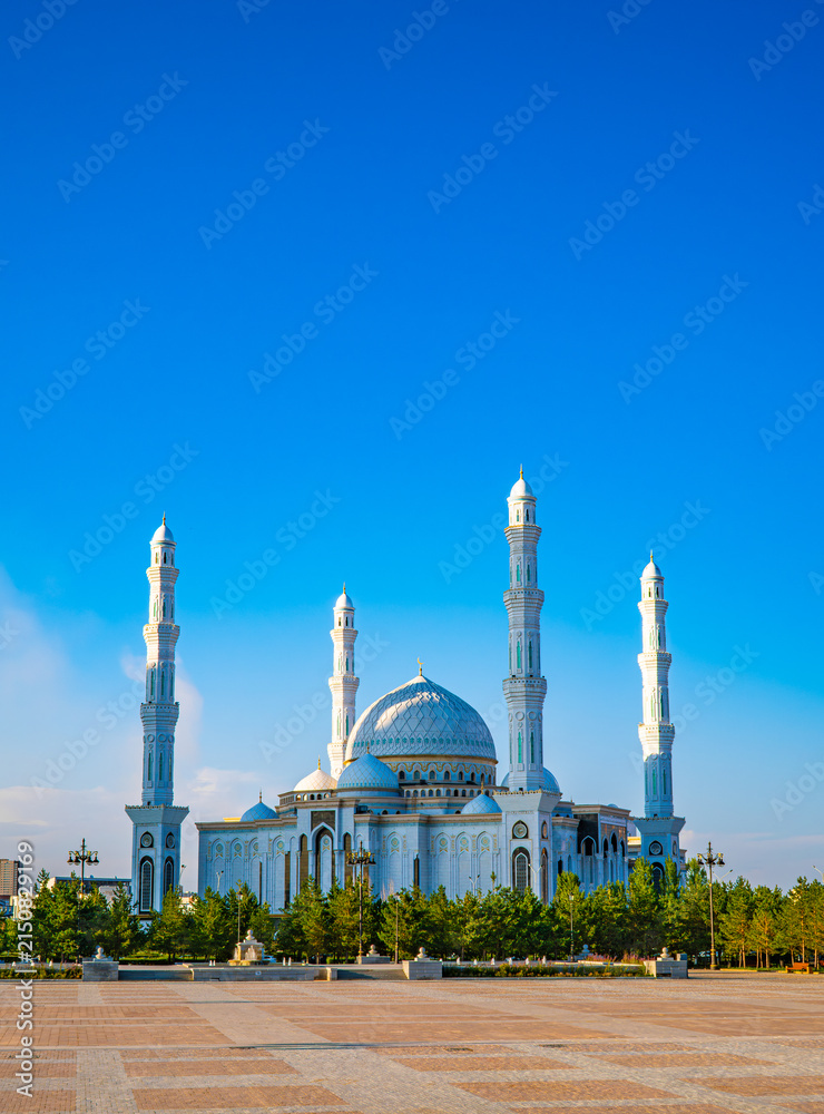 Obraz premium Grand mosque with tall minarets and dome in Astana Kazakhstan on sunny day, Islamic architecture concept