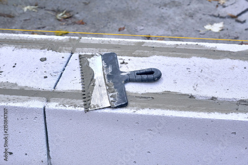 Trowel for laying cement mortar on aerated concrete and expanded clay blocks