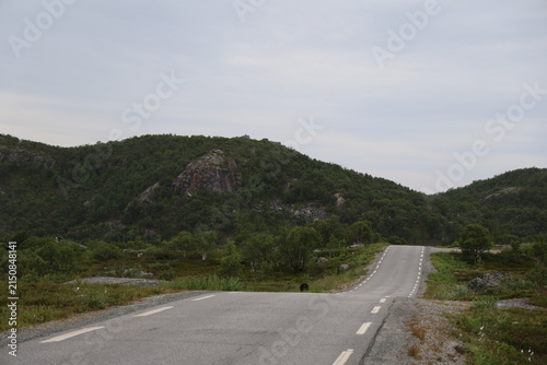 Foto Mountain landscape along the Grense Jakobselv river in northern Norway near the Russian border
