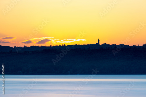 Sonnenaufgang in Diessen am Ammersee hinter Kloster Andechs, Bayern
