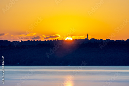 Sonnenaufgang in Diessen am Ammersee hinter Kloster Andechs, Bayern